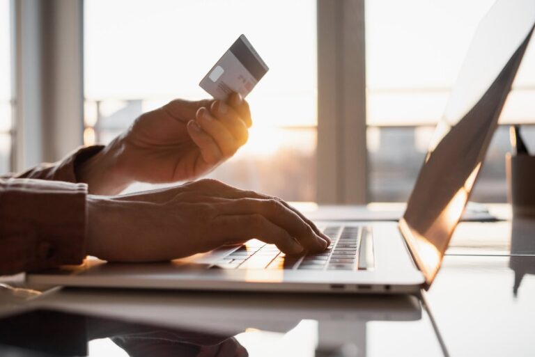 Enviar dinero por internet con tarjeta de débito: guía rápida y segura