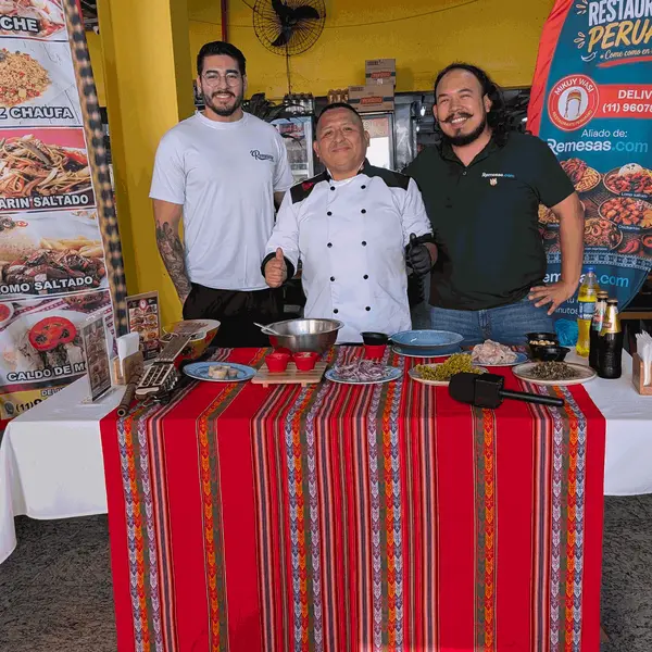 Dos personas del equipo junto al chef de Mikuy Wasi, restaurante peruano aliado