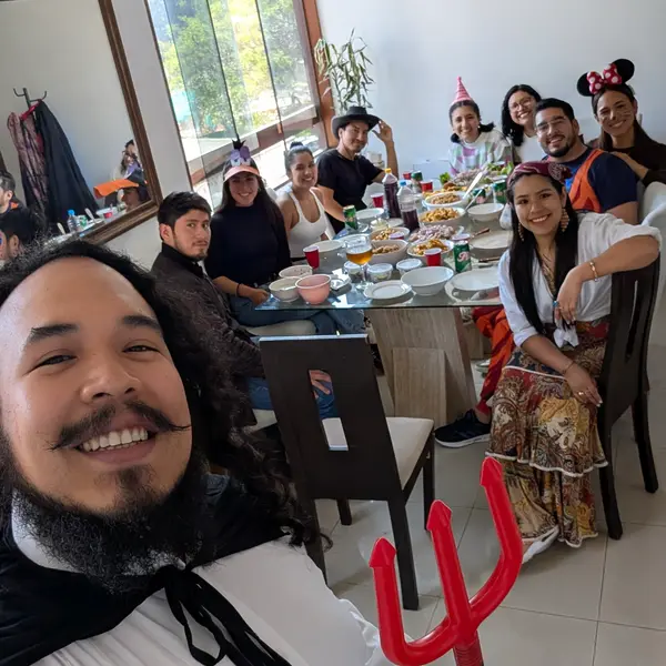 El equipo disfrazado en un almuerzo de Halloween